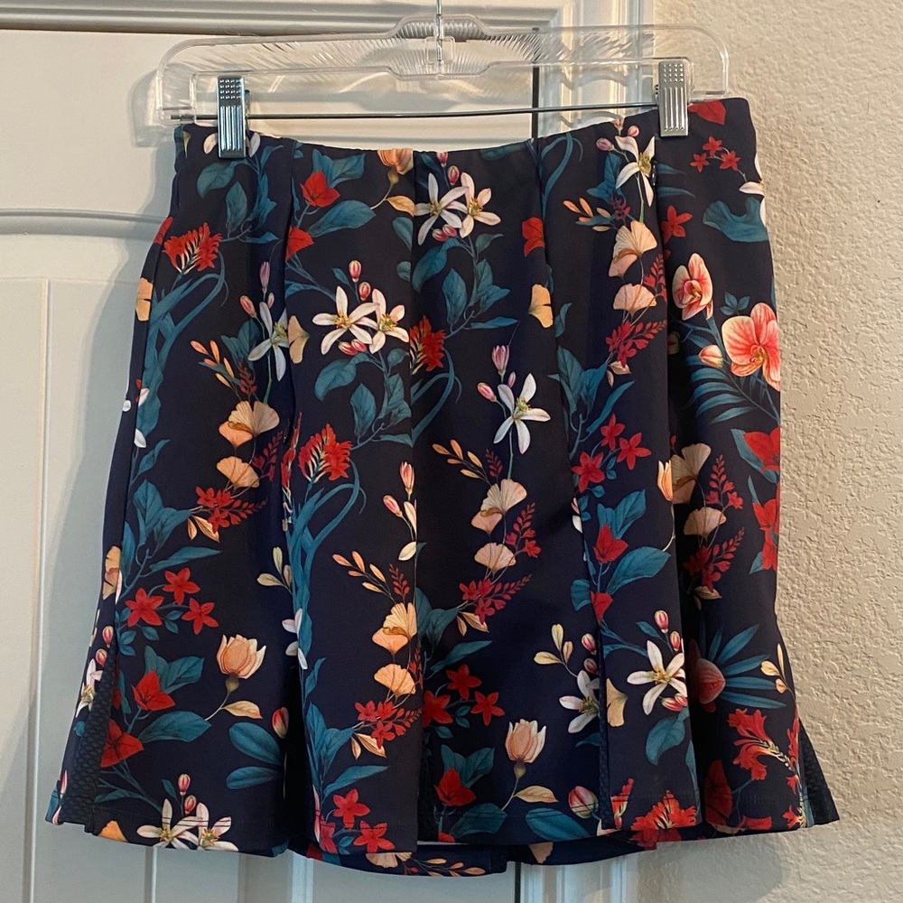 TAIL Floral Navy 17” Golf Skort, Sz M